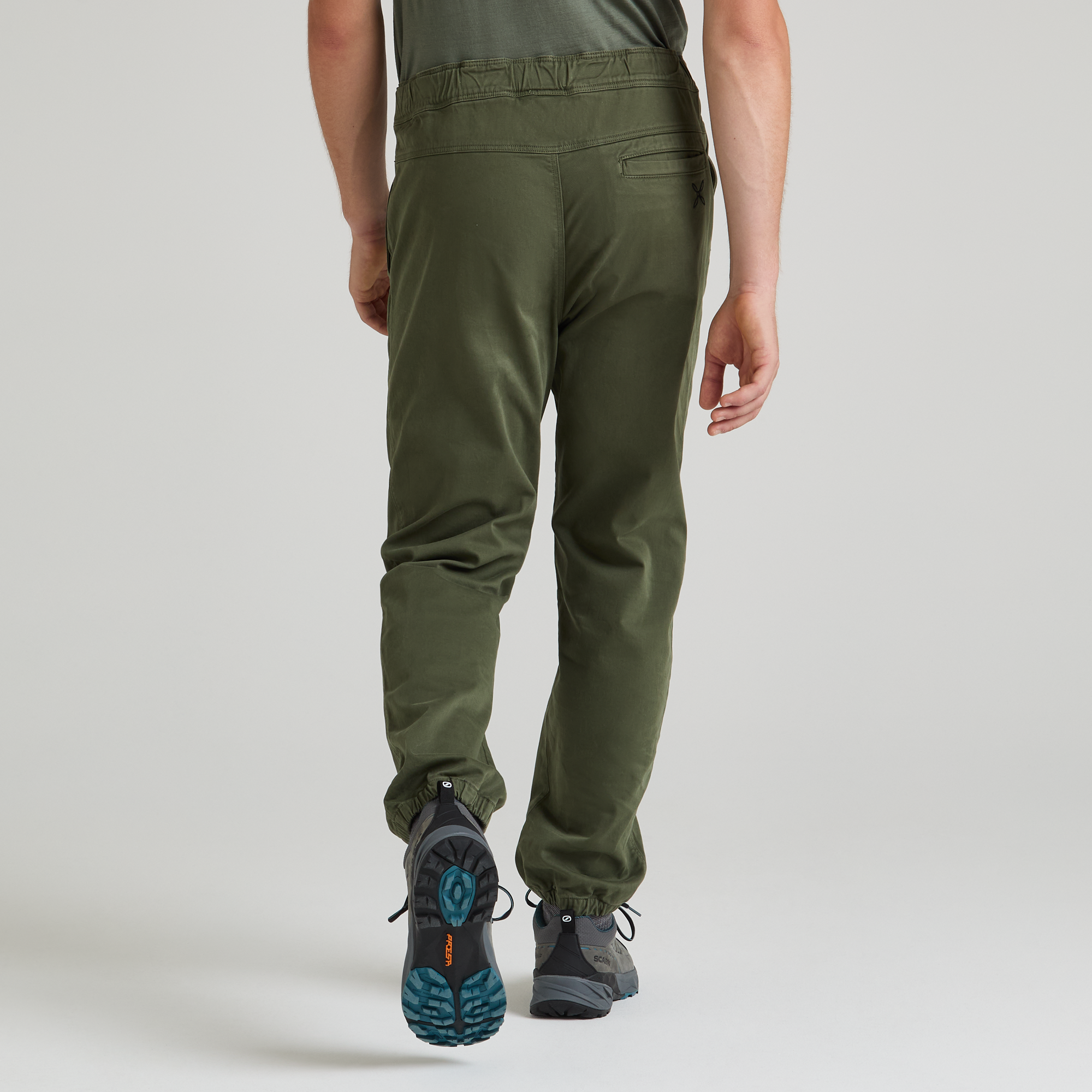 montura-wander-cotton-pants-pantaloni-uomo-in-gabardina-cotone-stretch image 4